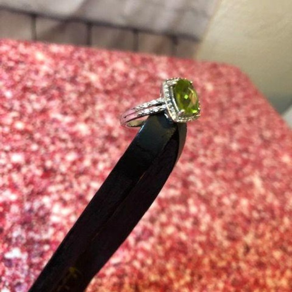 Sz7 Gorgeous Peridot & Diamond Ring
